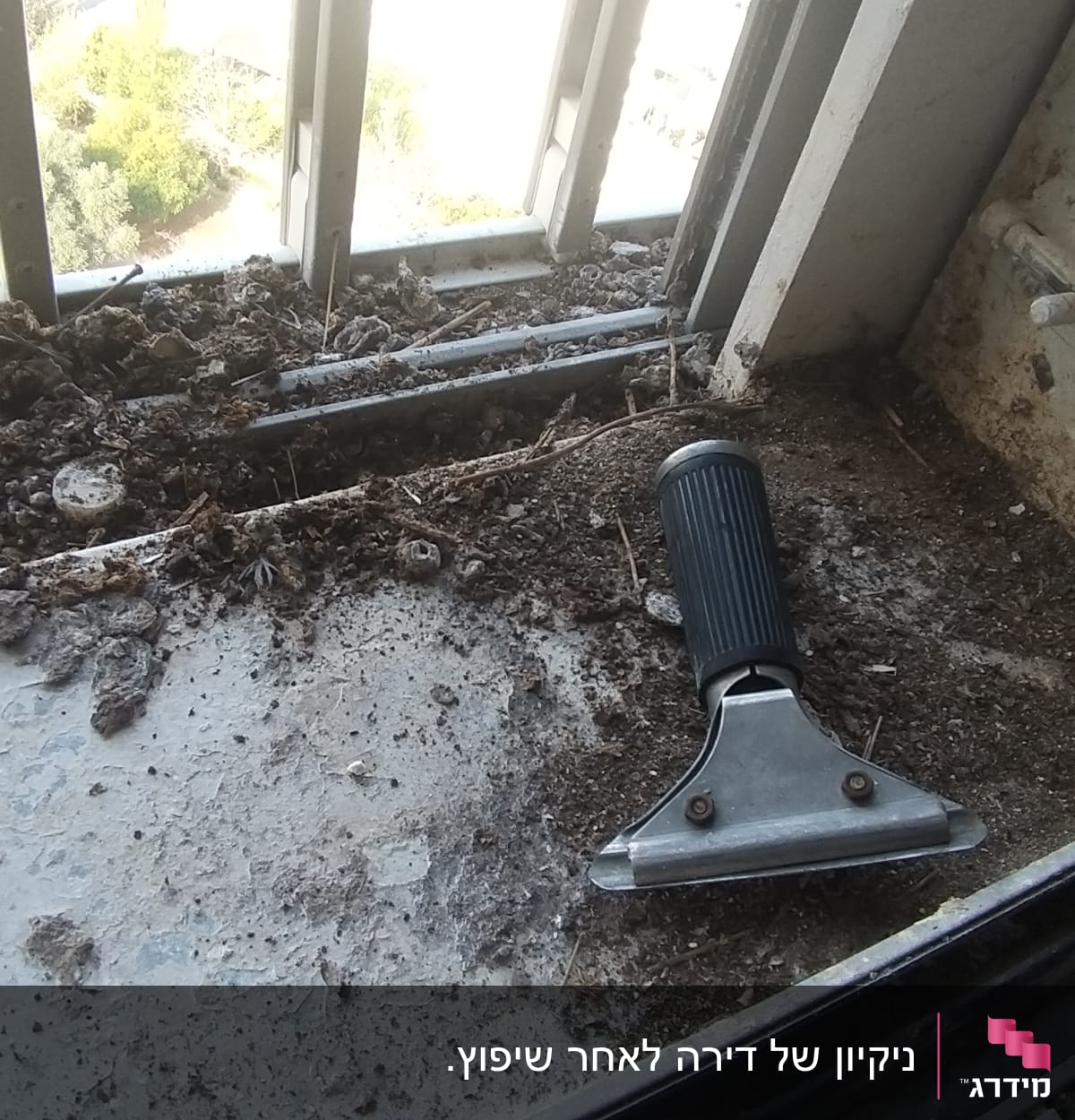 כלי ניקוי על אדן חלון מלוכלך בעפר